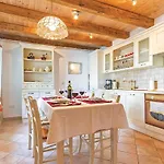 Casa vacanze With A Fireplace 05 *