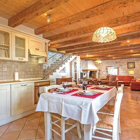 Casa de Férias Lovely In With Kitchen