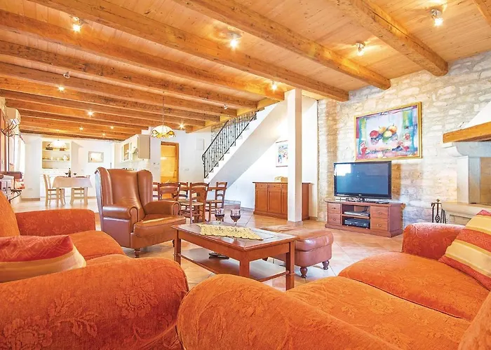 With A Fireplace 05 بيت للعطل *
