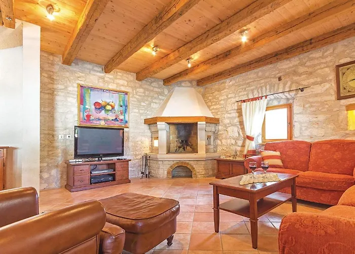 With A Fireplace 05 بيت للعطل *