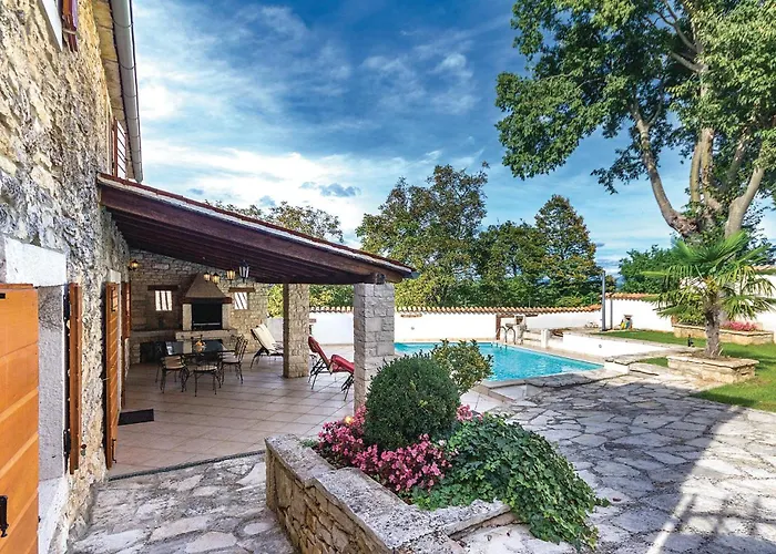 With A Fireplace 05 Semesterbostad Puntera